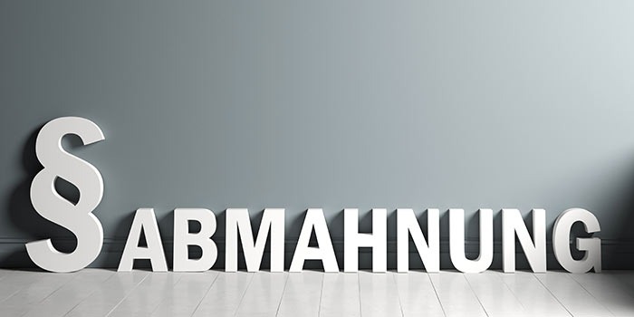 Paragraf Symbol und das Wort "Abmahnung" in gerenderter 3D Umgebung