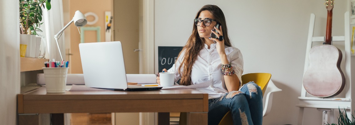 Eine Angestellte nutzt die Möglichkeit der Arbeit im Homeoffice