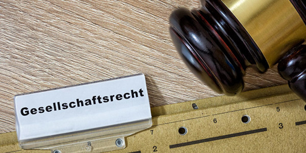 Richterhammer liegt auf einem Ordner mit der Aufschrift "Gesellschaftsrecht"