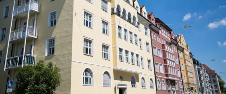 Verschiedenfarbige Altbauhäuser in München