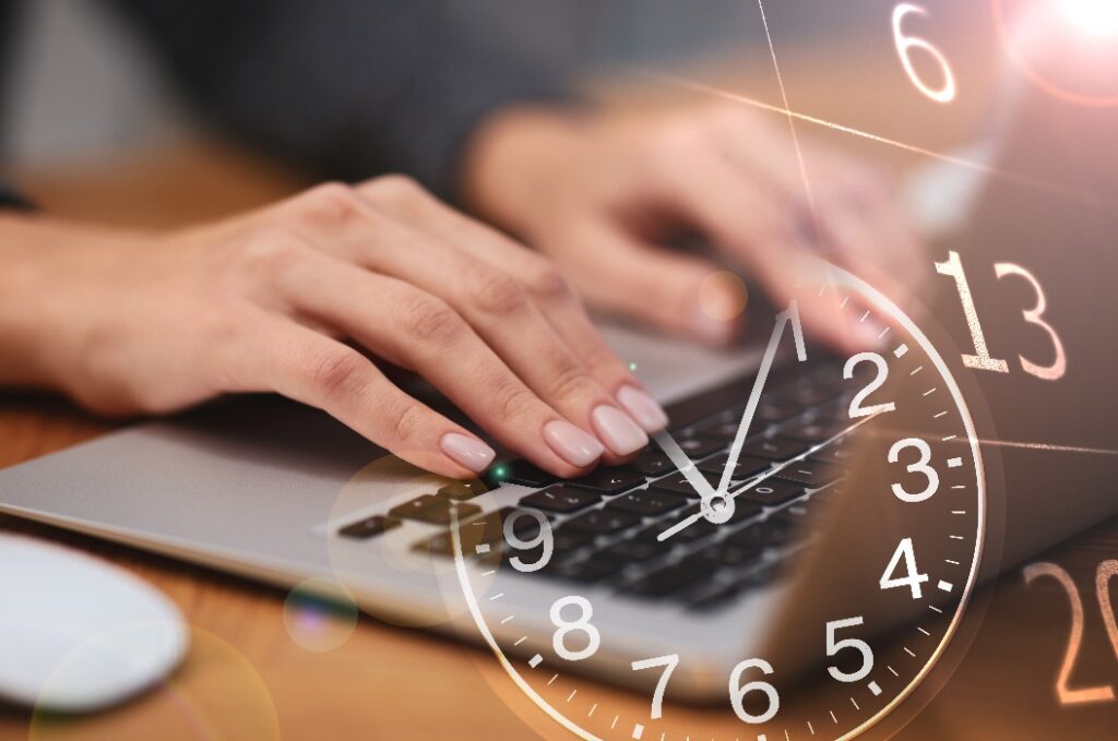 Frau, die an einem Laptop arbeitet und Überstunden macht